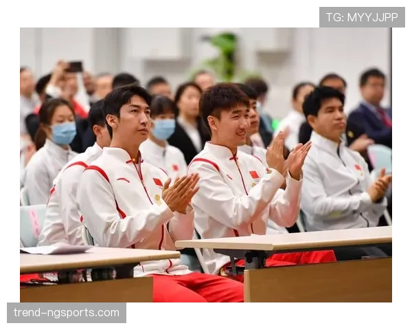 武大靖穿西装比平时帅多了,完全不像冰场上那个疯子嘛! 武大靖穿西装比平时帅多了,完全不像冰场上那个疯子嘛!