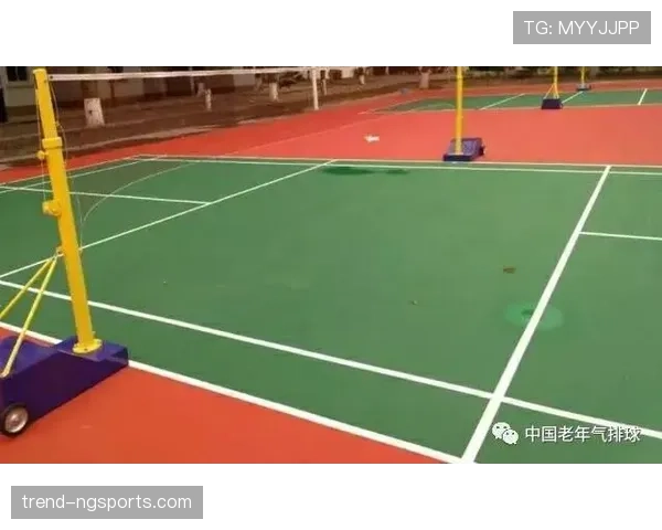 界外判定:规则明确以球体全部越过边线为出界的唯一判据 界外判定:规则明确以球体全部越过边线为出界的唯一判据